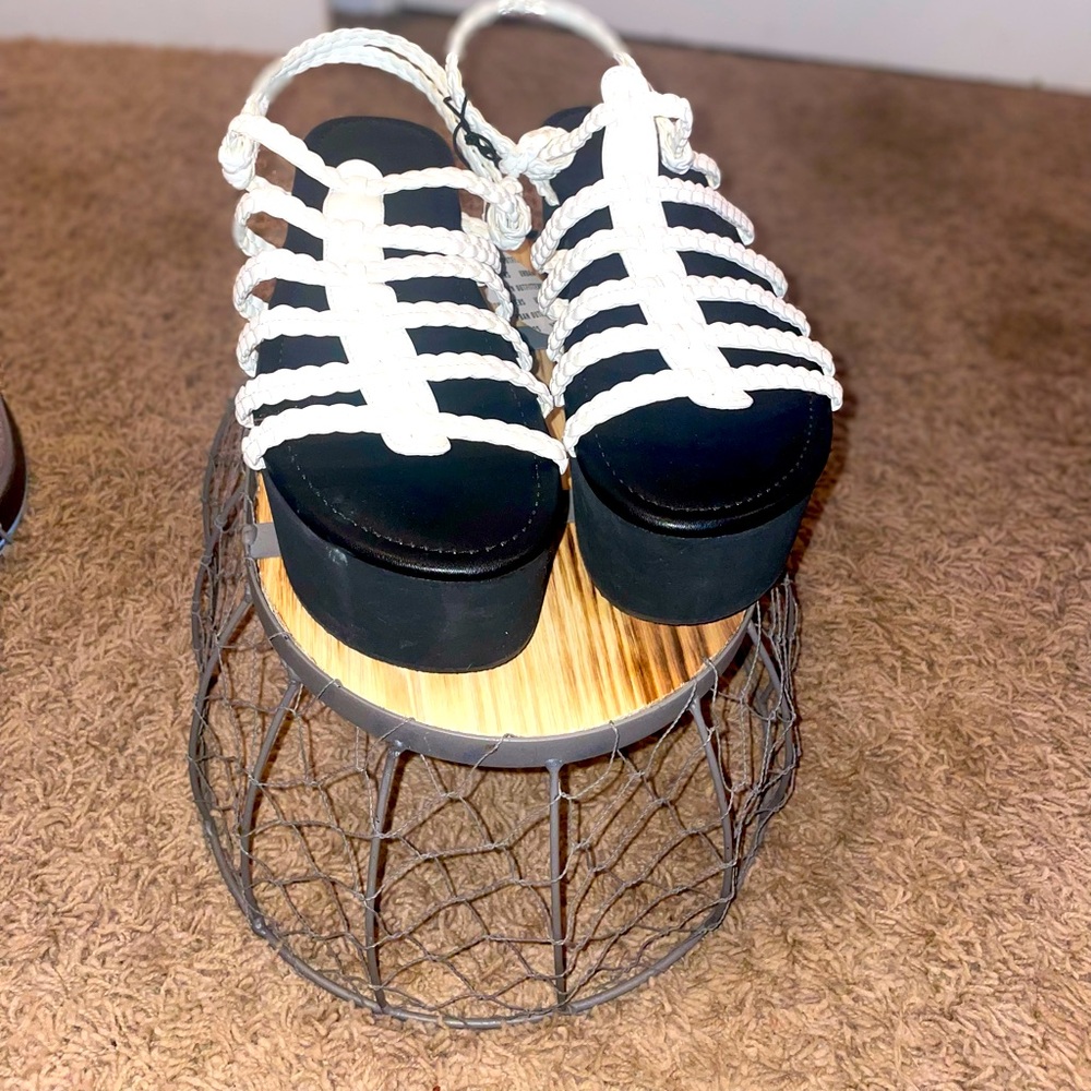 New with tags Urban Outfitters braided platform sandal size 10